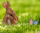 İki sevgi dolu ile birlikte iki boyalı yumurta Paskalya tavşanımı kucakladı